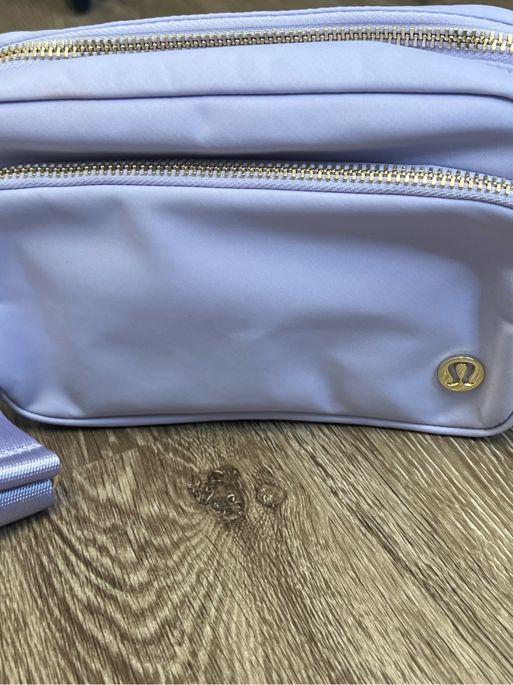 SOLD!! Lululemon NWT Everywhere Crossbody Bag 2L Gold Zipper Lavender - Picture 2 of 4